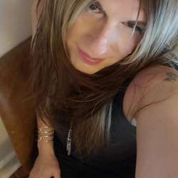 amaraDeWarren's Chat & Dating Profile